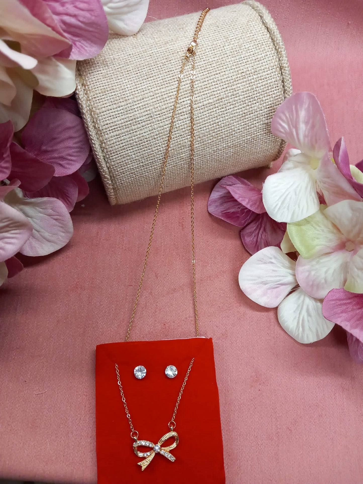 Conjunto Pendientes + cadena + colgante de brillantes efecto Swarovski LAZO SENSUAL.
