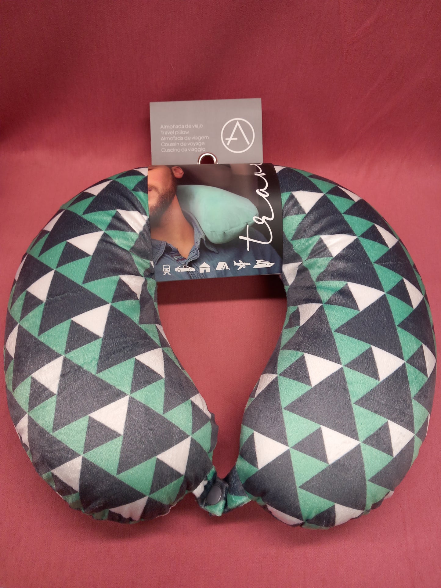 Almohada de viaje en tonos neutros