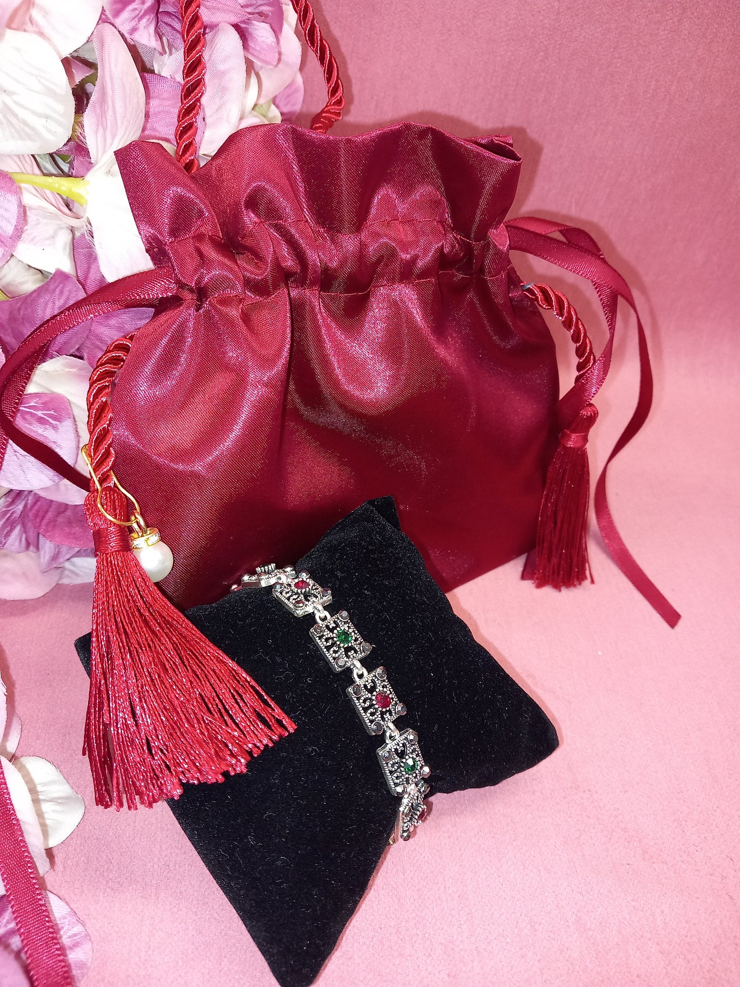 Pulsera brazalete de estilo victoriano con perfectos brillantes y piedras semipreciosas