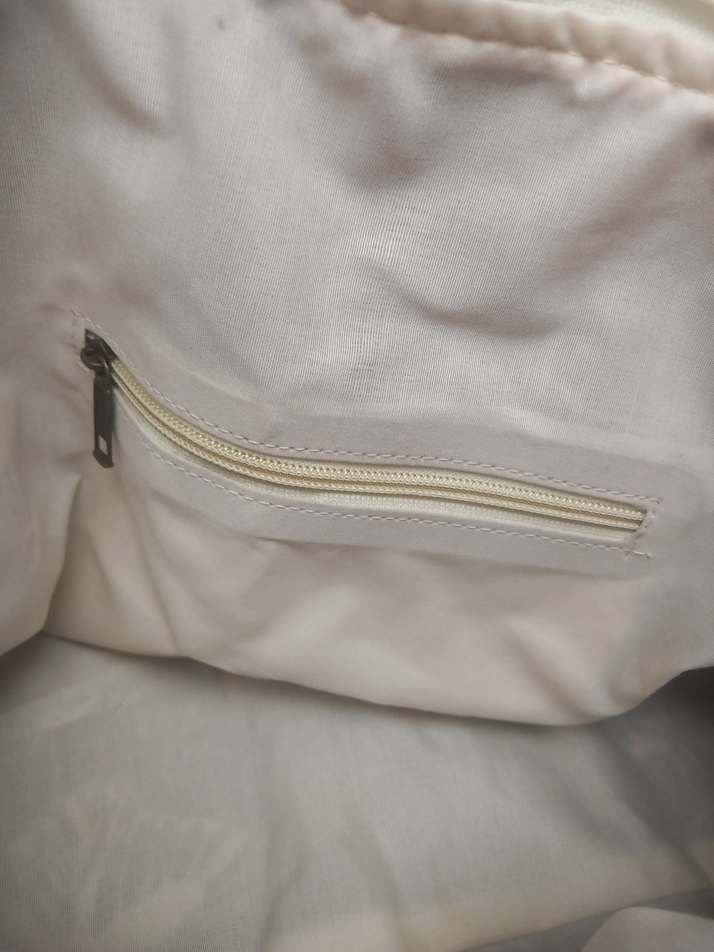 Bolso multiusos + 3 neceseres estampado mariposas en beig. Envío gratis.