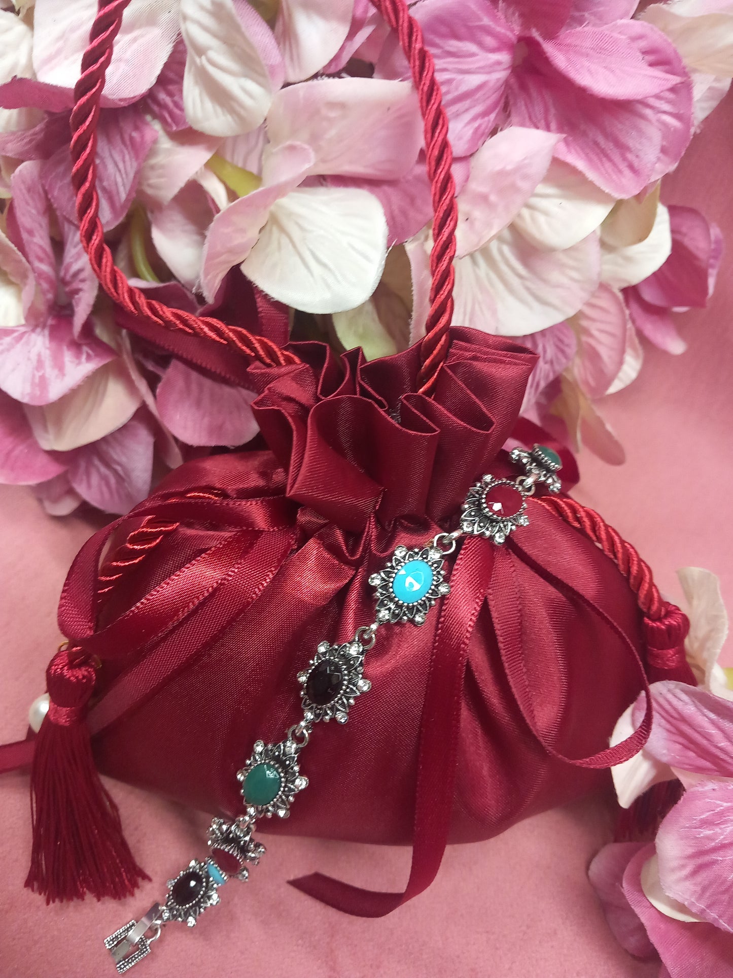 Clásica y elegante pulsera victoriana con brillantes y piedras semipreciosas en colores.