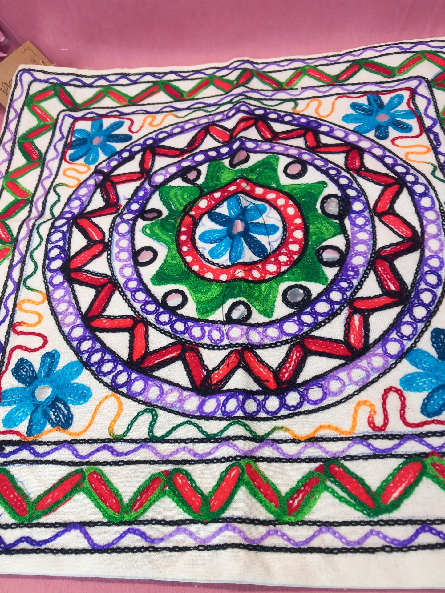 Funda de cojín modelo mandala con morado y verde. Precio sin competencia. Envío Gratis.