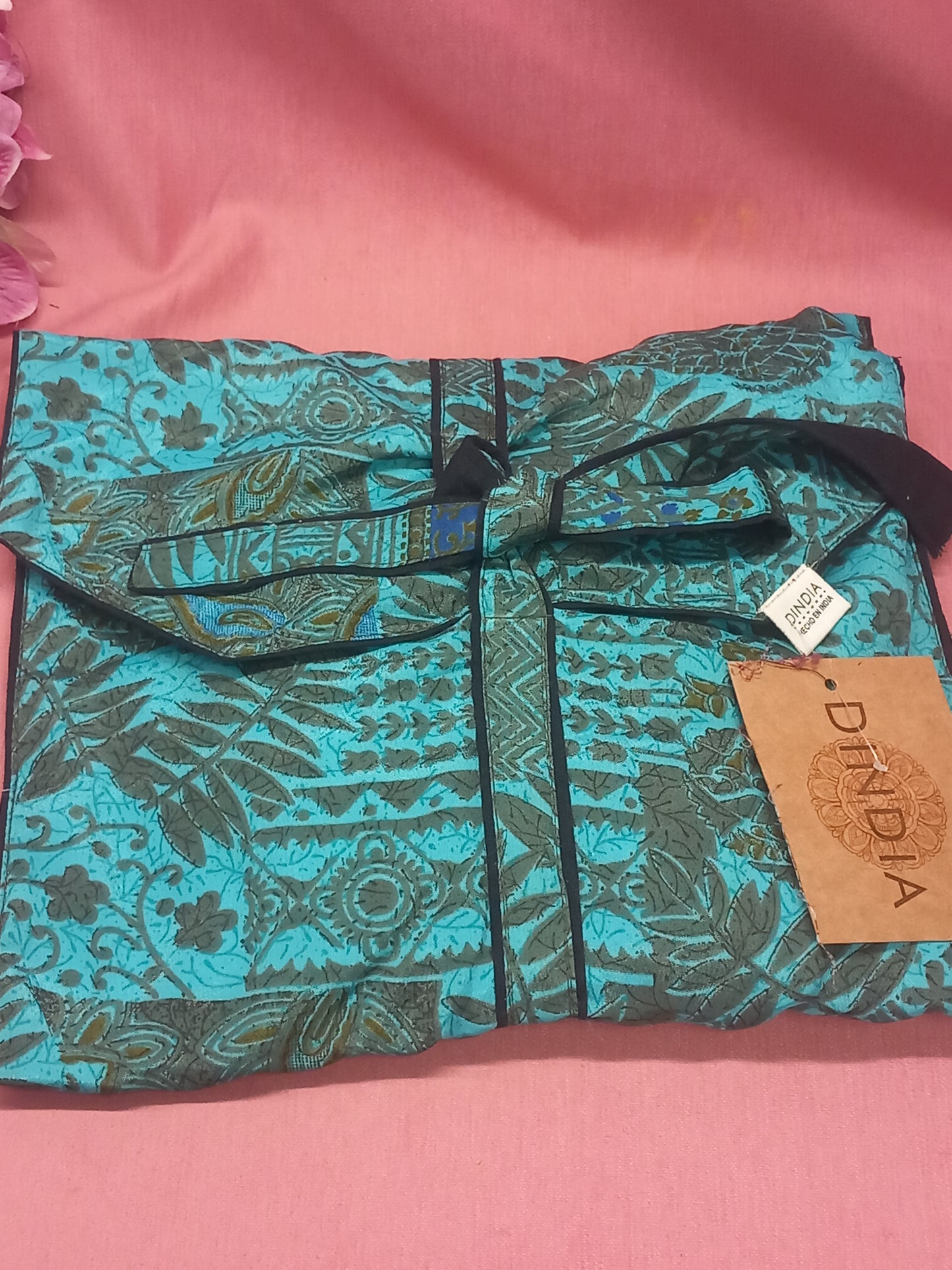 Pijamas India con preciosos estampados.Top tirantes y pantalón corto.Talla única con bolsa a juego,25.99€,envío gratis.Modelo india turquesa.