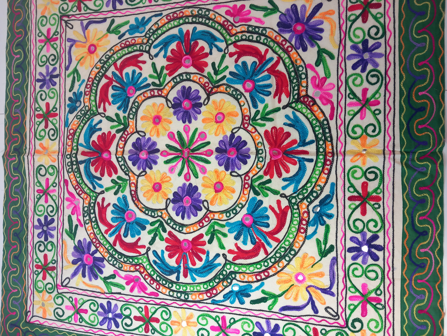 Tapiz bordado gora floral por sólo 19.99€ y envío gratis. 90x90cm.Artesanía India.