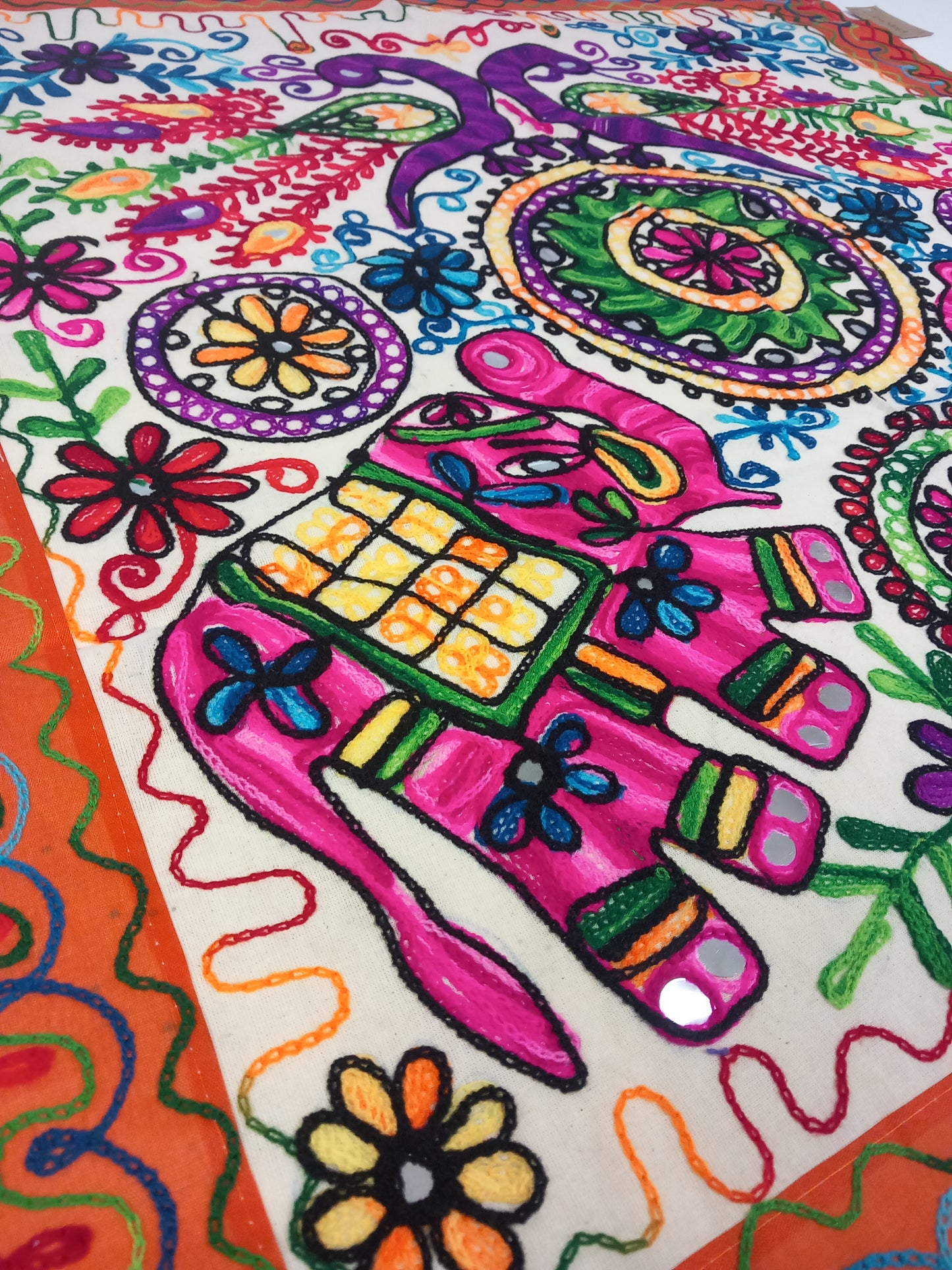 ULTIMOTapiz bordado gora elefantes por sólo 19.99€ y envío gratis. 90x90cm.Artesanía India.