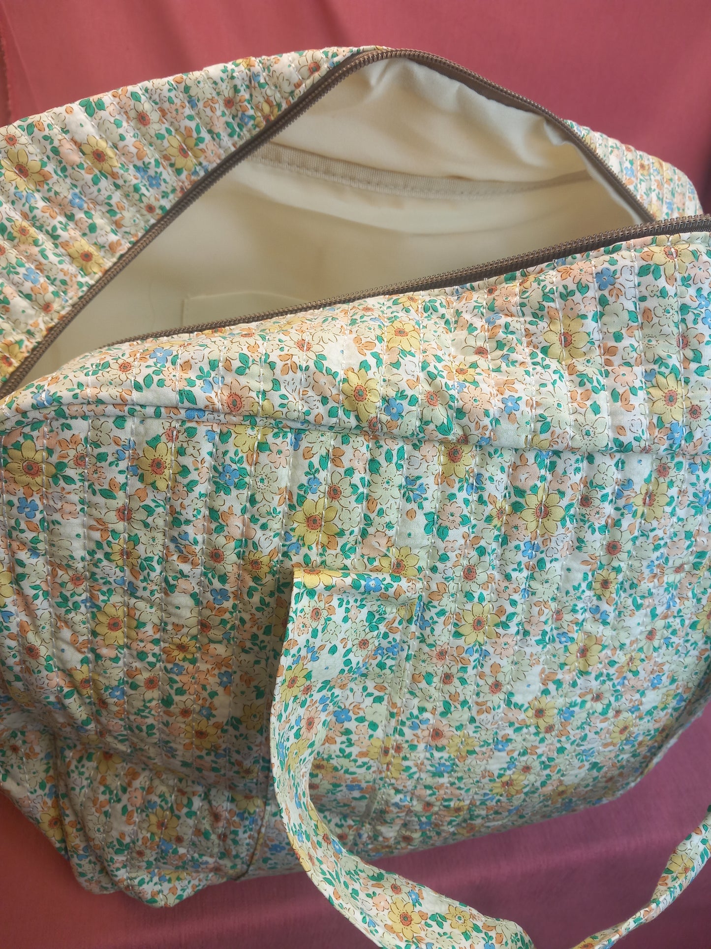 Bolsa Maleta de algodón floral camel para escapadas pendientes o gym,envío gratis y precio sin competencia.