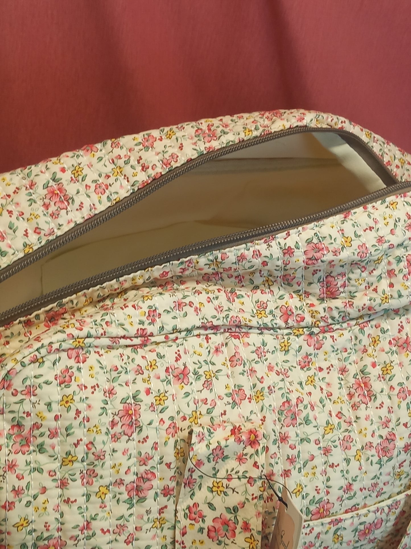 Bolsa Maleta de algodón floral fondo beig y florecitas rosa para escapadas pendientes o gym,envío gratis y precio sin competencia.