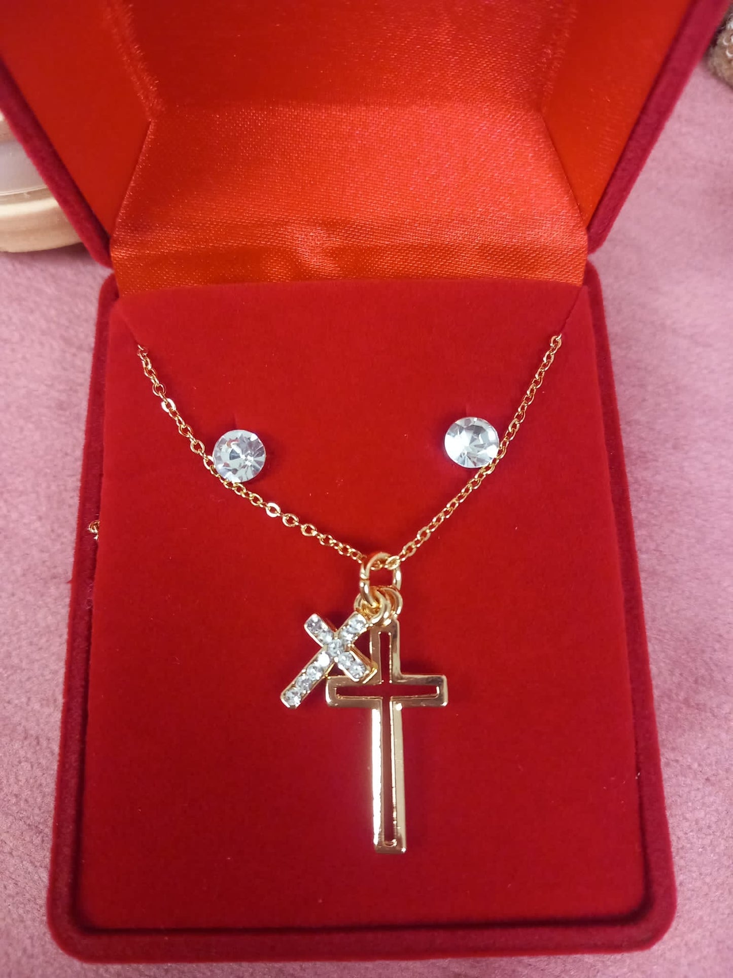 Conjunto Pendientes + cadena + colgante de doble cruz y piedrecitas brillantes.