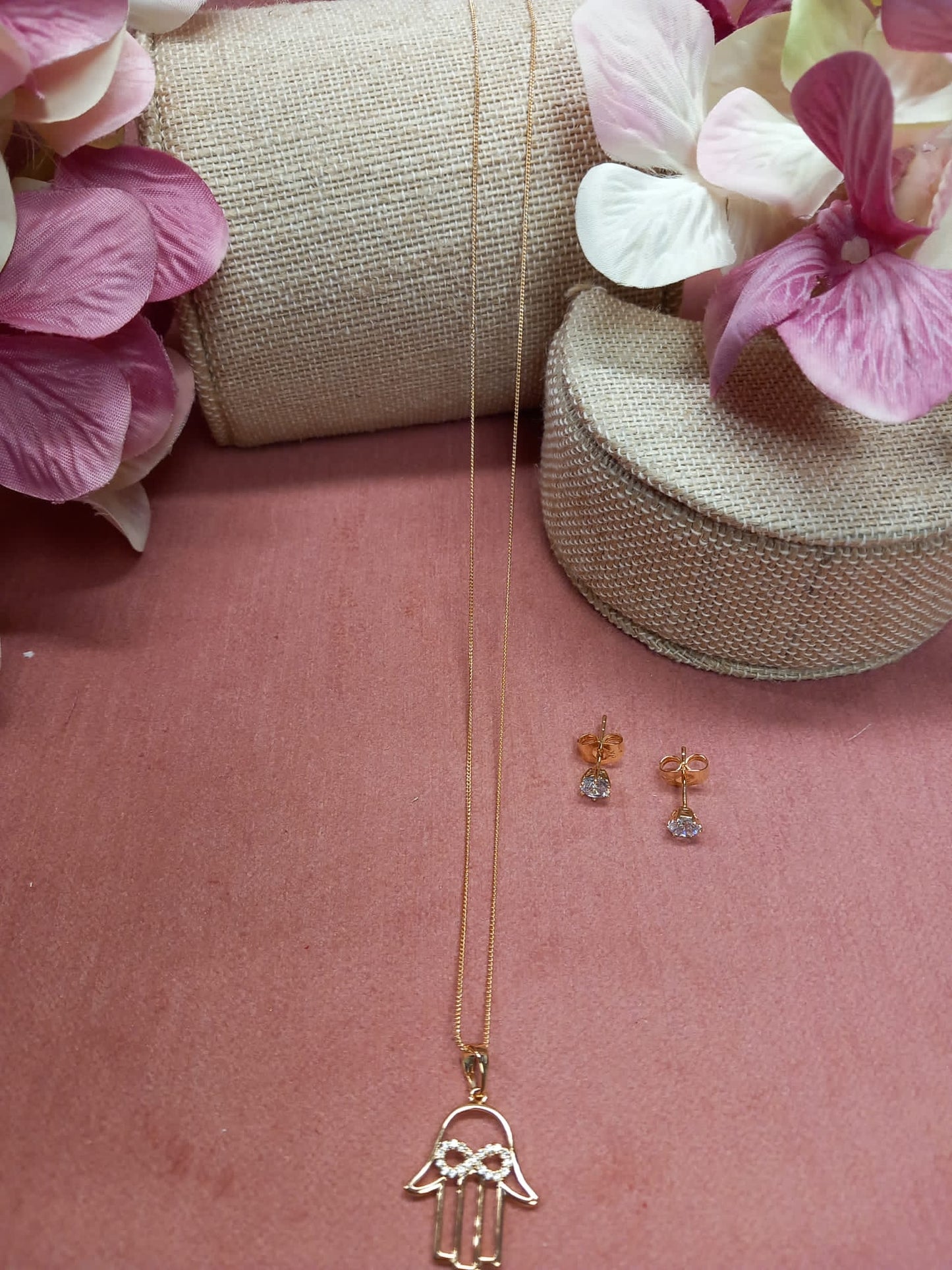 Conjunto Pendientes de Brillante Tuerca de Acero + cadena + colgante de brillantes efecto Swarovski MANO DE FÁTIMA con INFINITO.