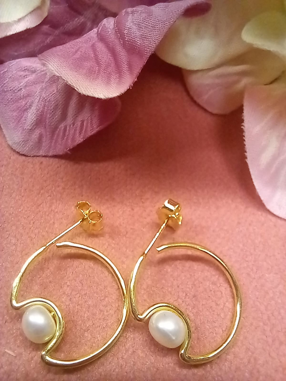 Aros en Plata de Ley rodiada con perla cultivada de 6mm bañados en oro