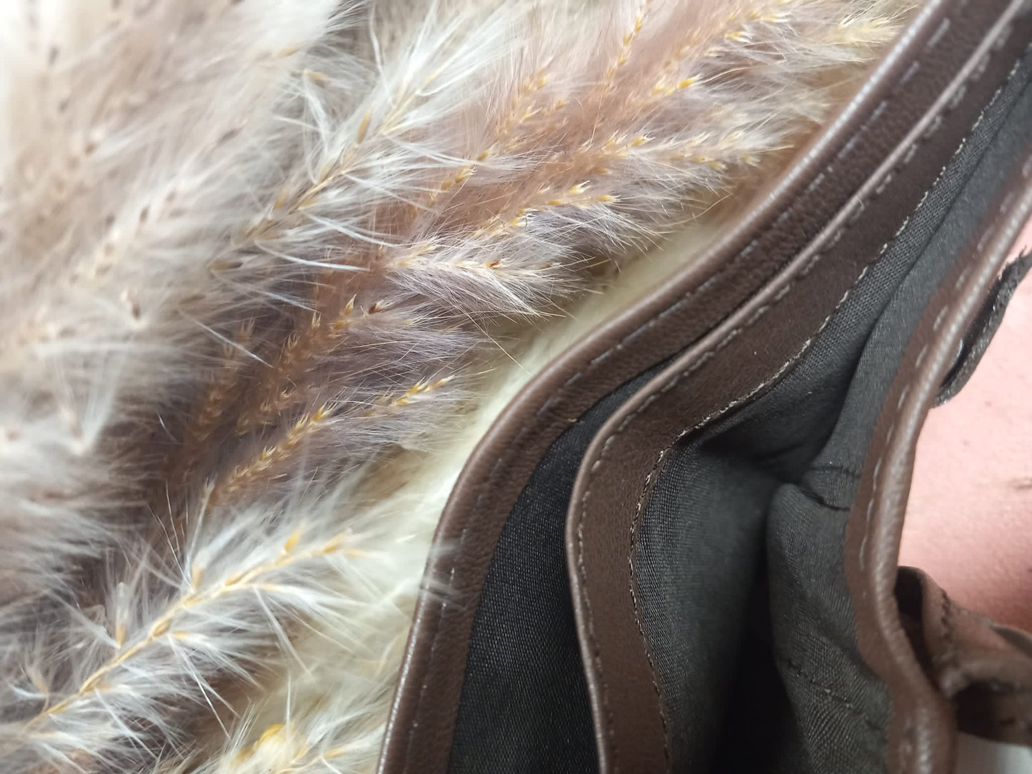 Portefeuille en cuir marron avec différents départements.