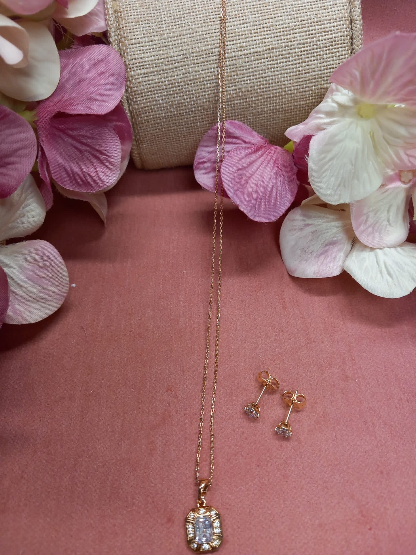 Conjunto Pendientes de Brillante Tuerca de Acero + cadena + colgante de brillantes efecto Swarovski CUADRADO CRISTAL.