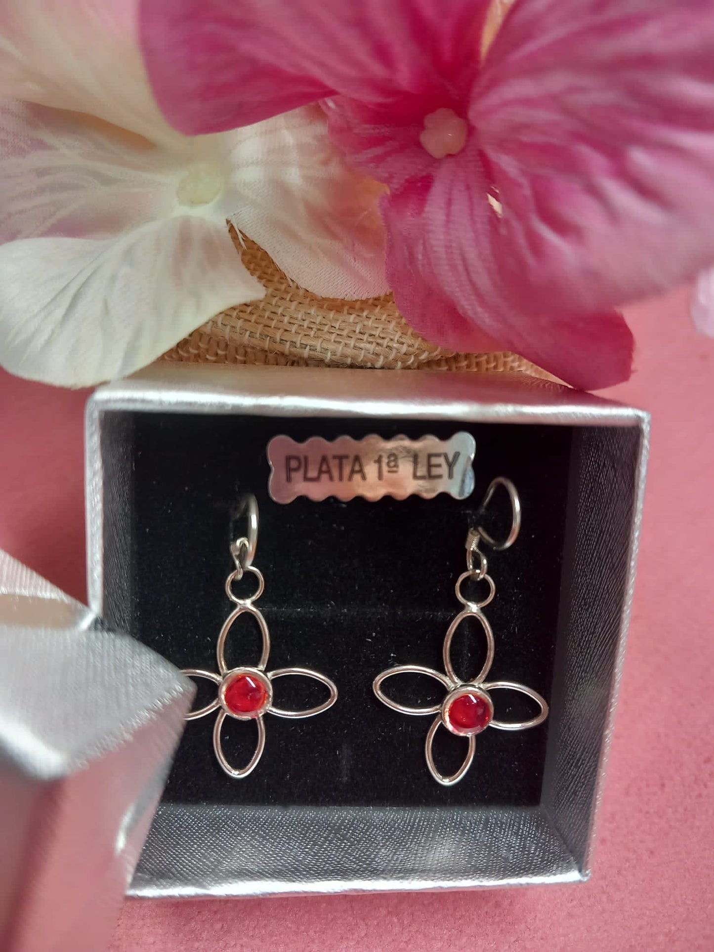 Pendientes PLATA de Ley Nudo de Bruja y Mineral Rojo.