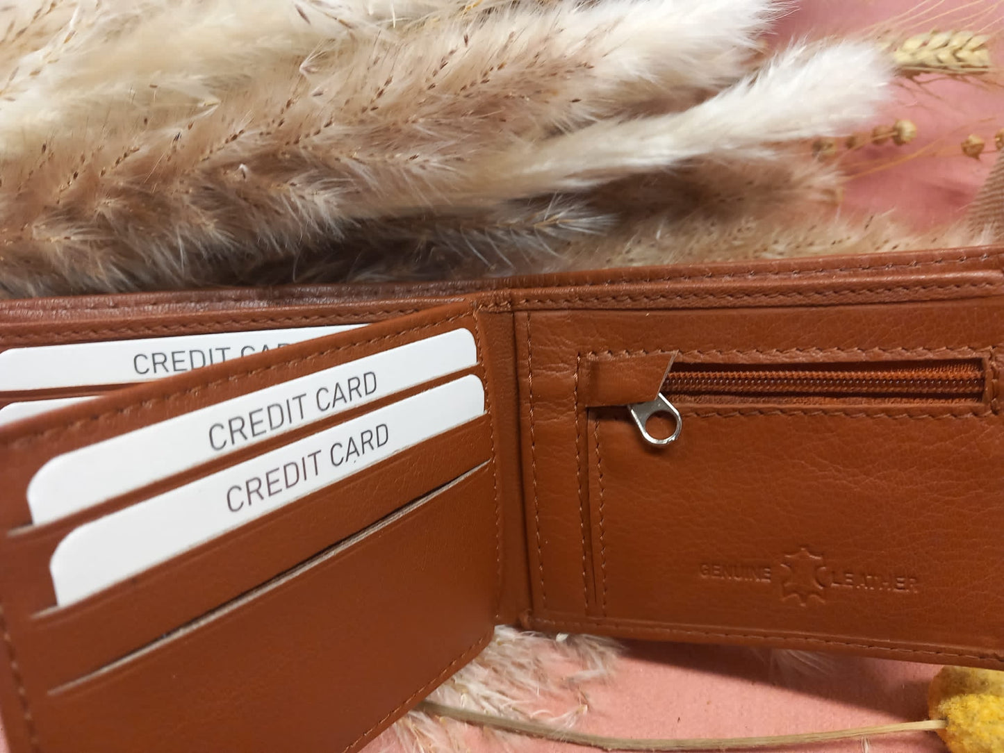 Portefeuille en cuir camel avec différents départements.