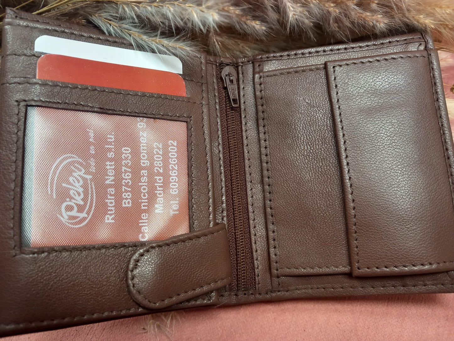 Portefeuille en cuir marron avec différents départements.