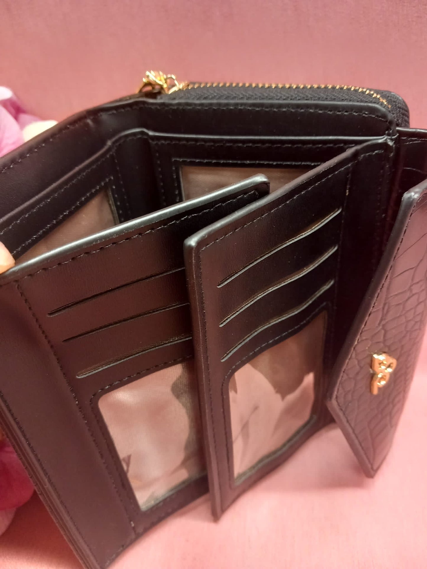 Portefeuille en cuir de crocodile avec fermeture éclair et fermoir à pression. Plusieurs départements.