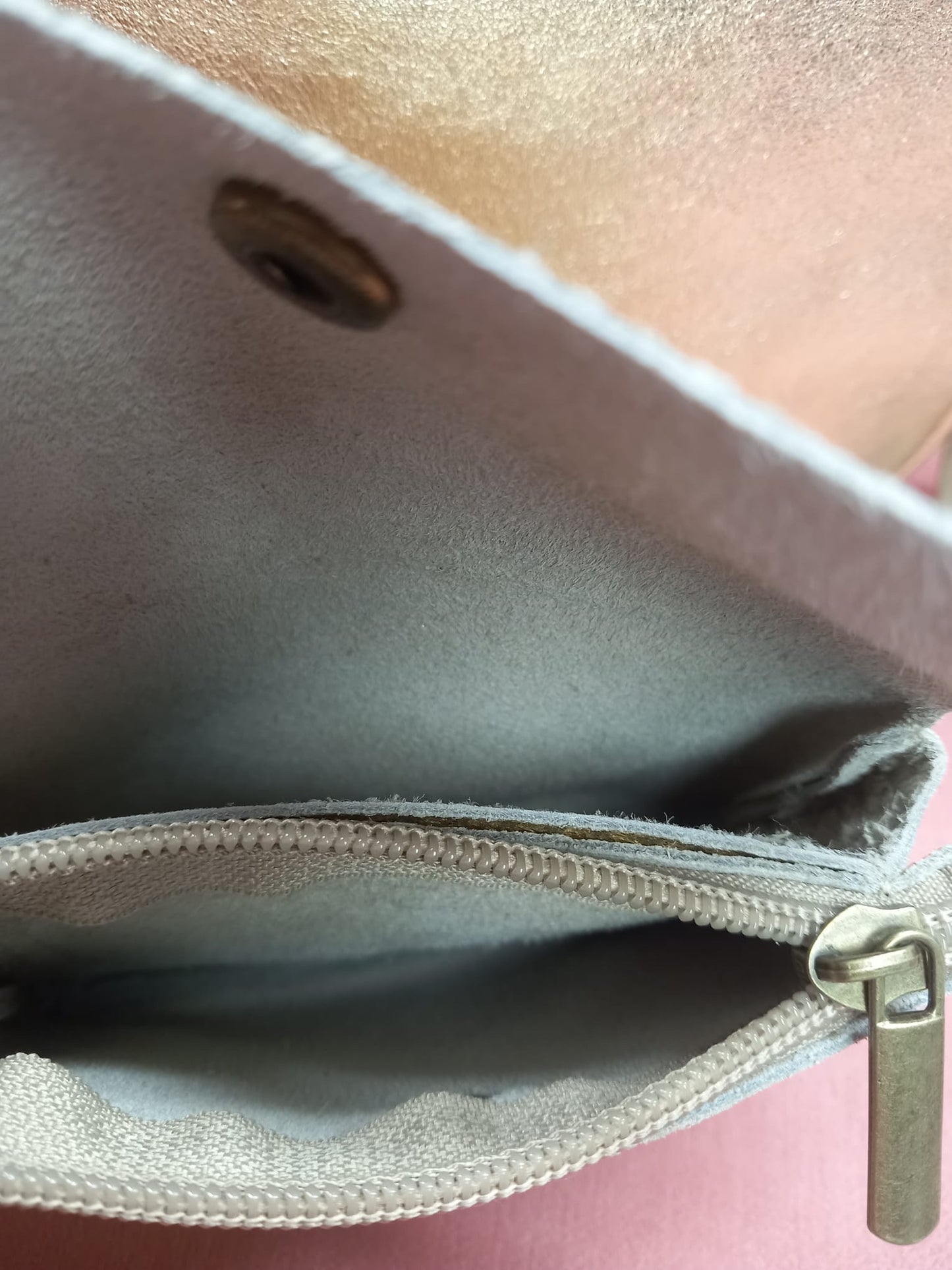 Bolso dorado imitación a la piel + Cartera de REGALO.