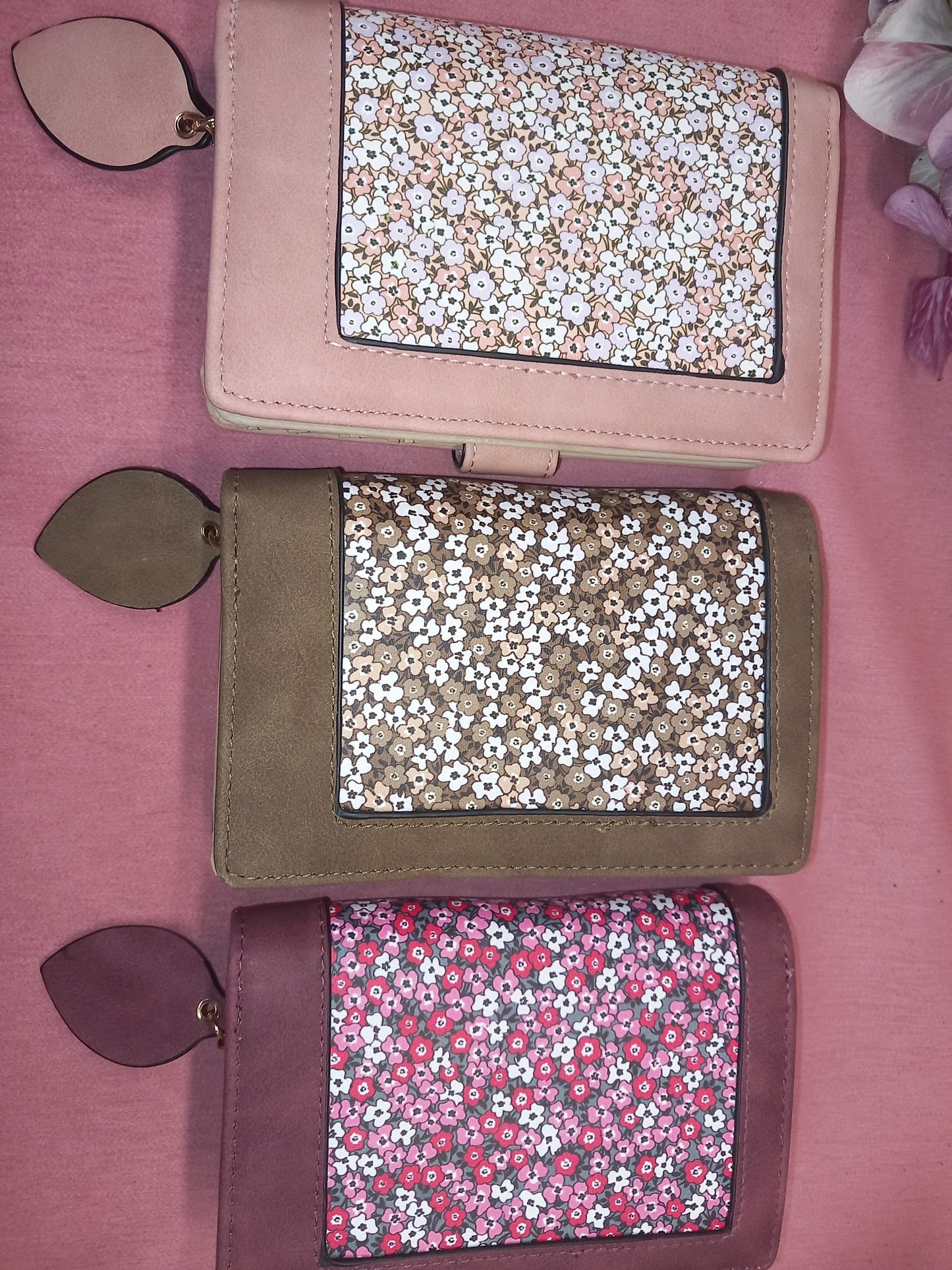 Carteras con cremallera y Brioche.Multiples departamentos.