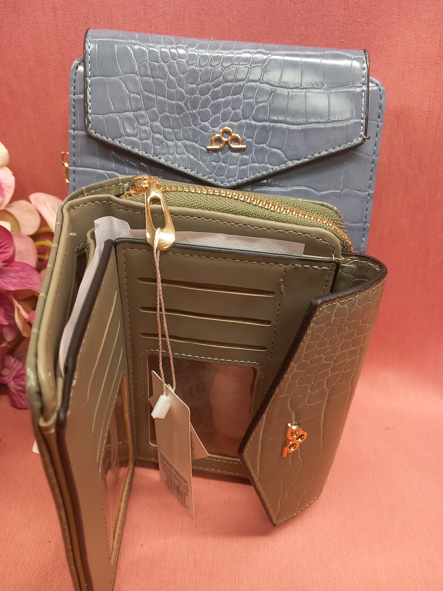 Portefeuilles en cuir de crocodile avec fermeture éclair et bouton-pression.Plusieurs départements.