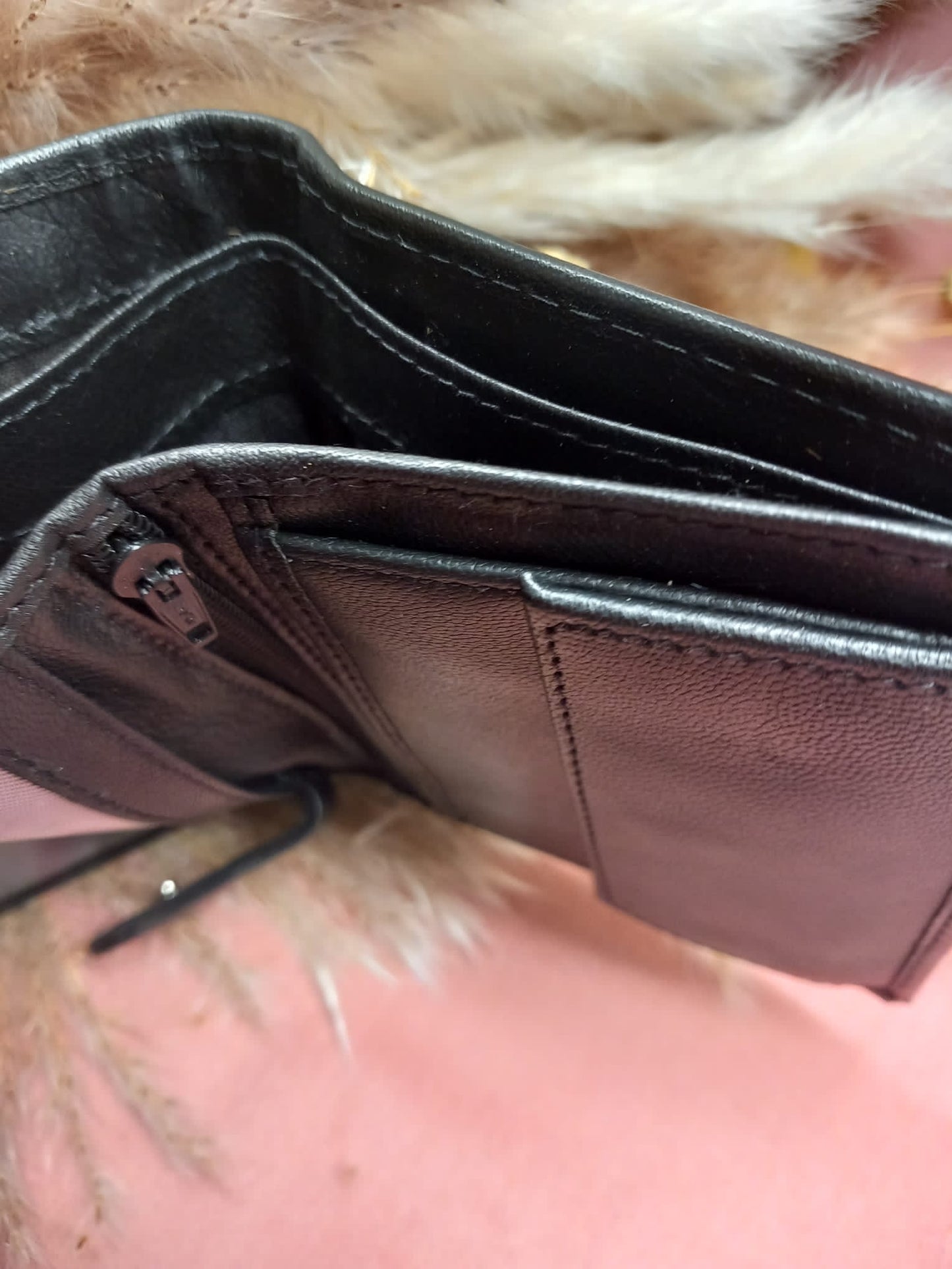 Portefeuille en cuir noir avec différents départements.