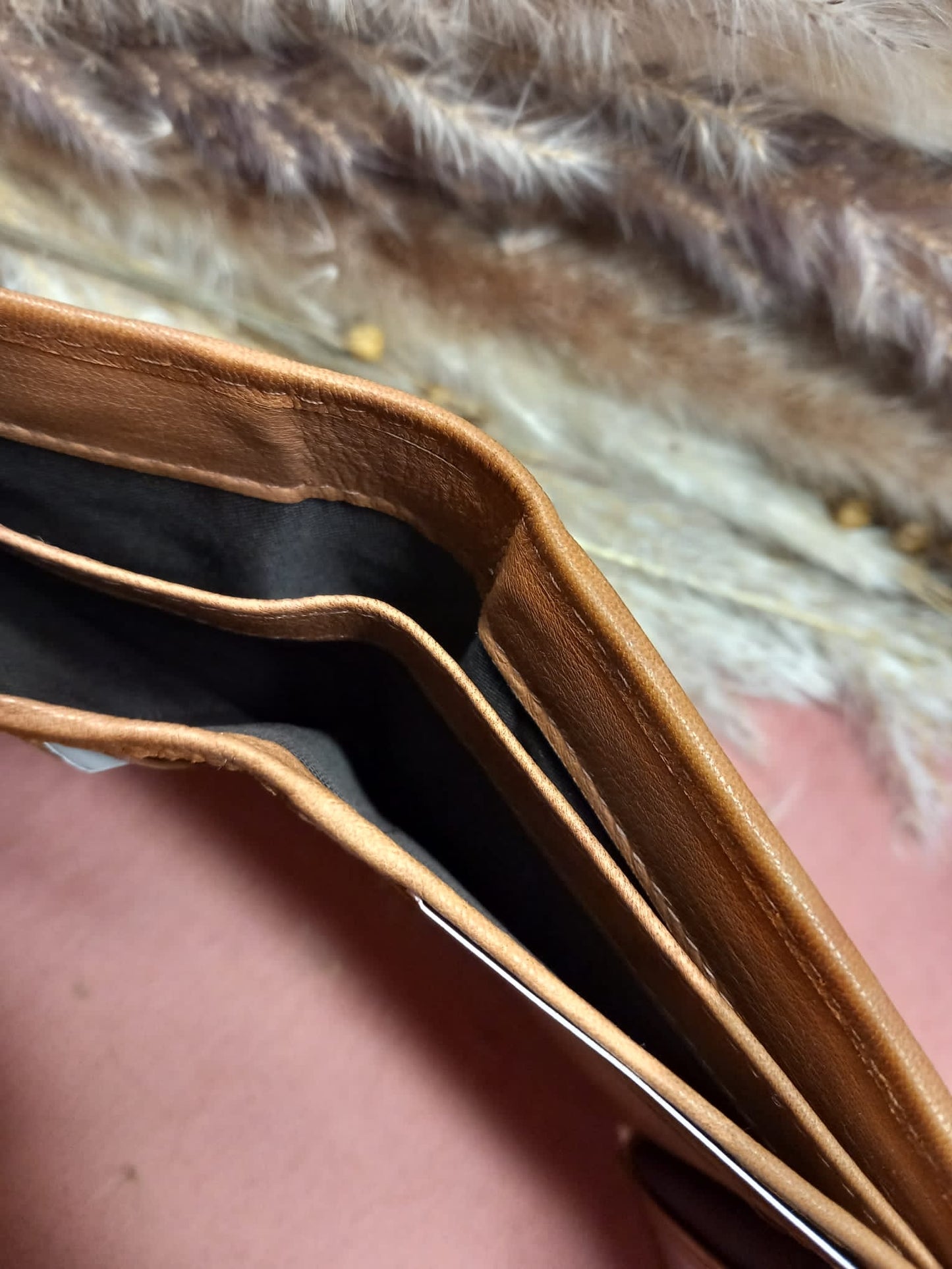 Portefeuille RFID en cuir marron avec différents départements.