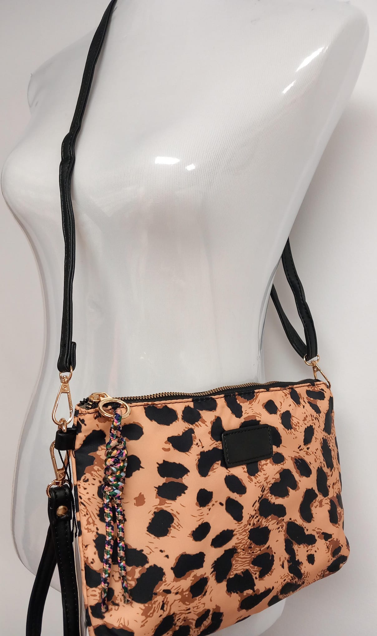 Anti-theft animal print shoulder bag.