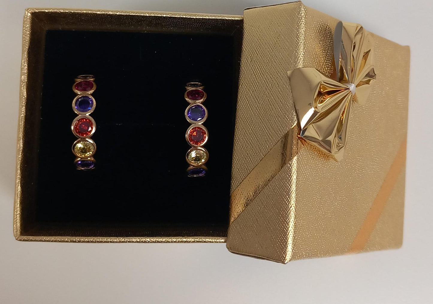 Pendientes de aros con románticas circonitas decolores sobre fondo dorado o plata