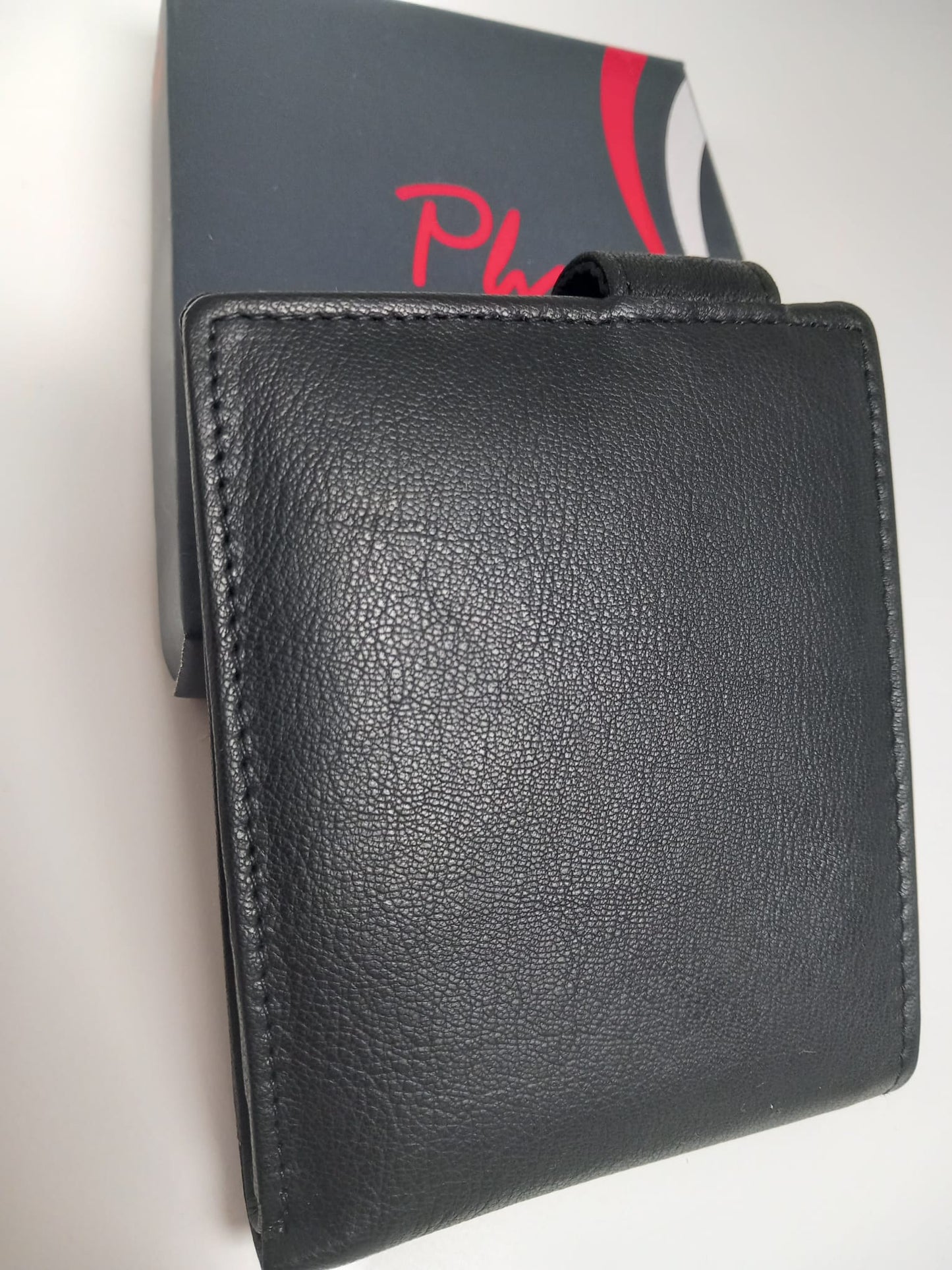 Portefeuille en cuir marron avec différents départements. Avec RFID