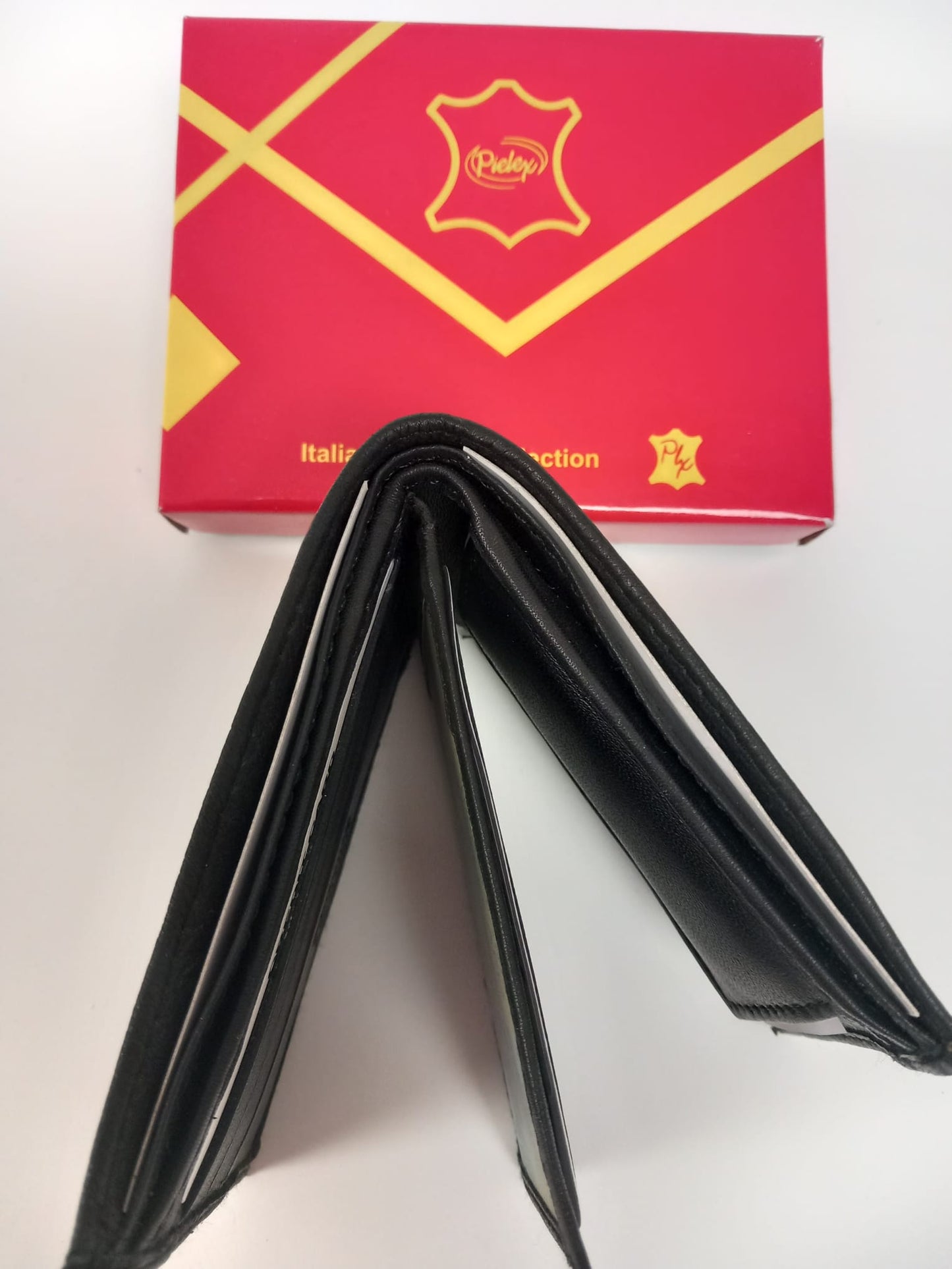 Portefeuille en cuir noir avec différents départements.