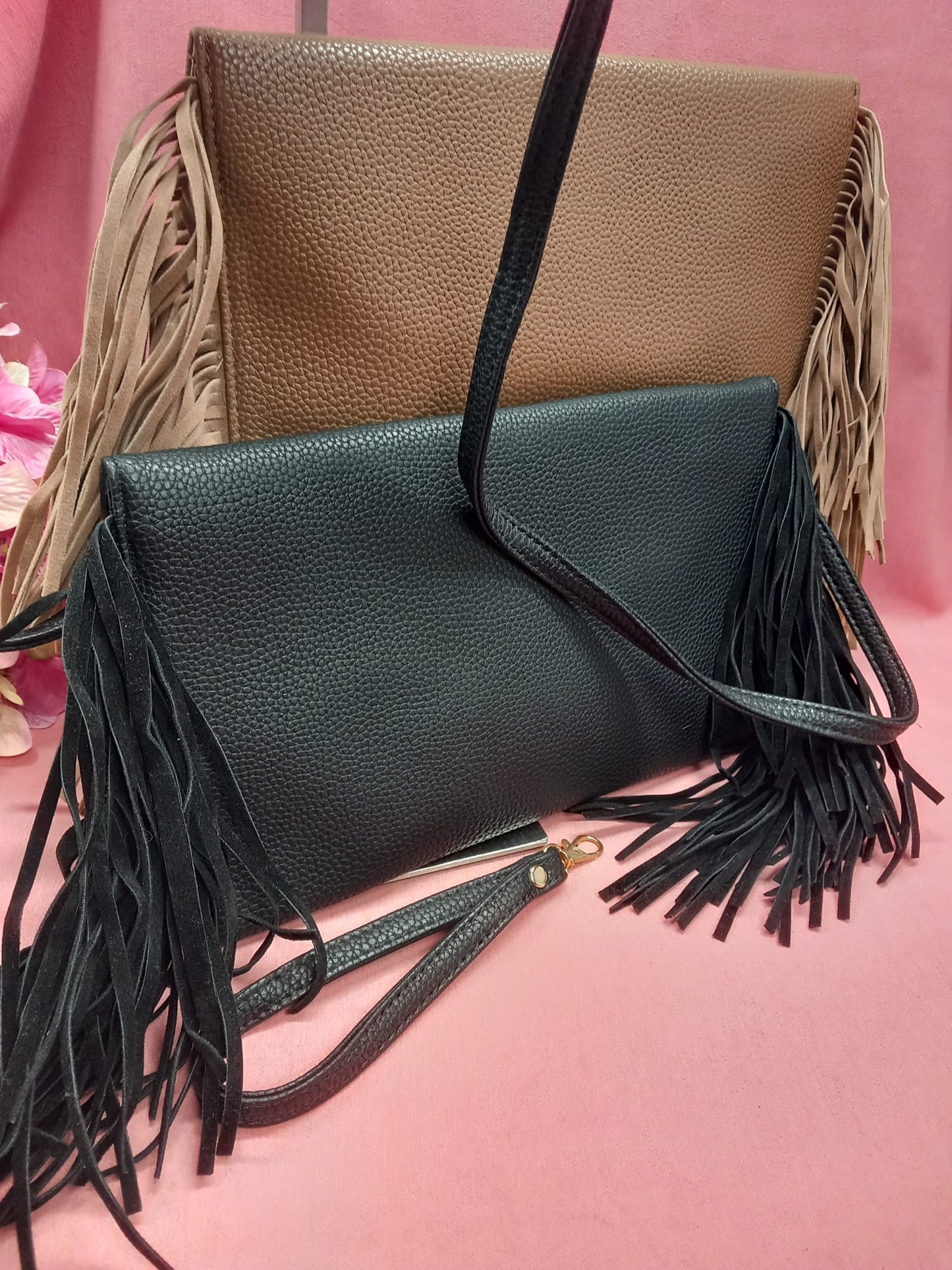 Cartera y bolso de flecos en piel.