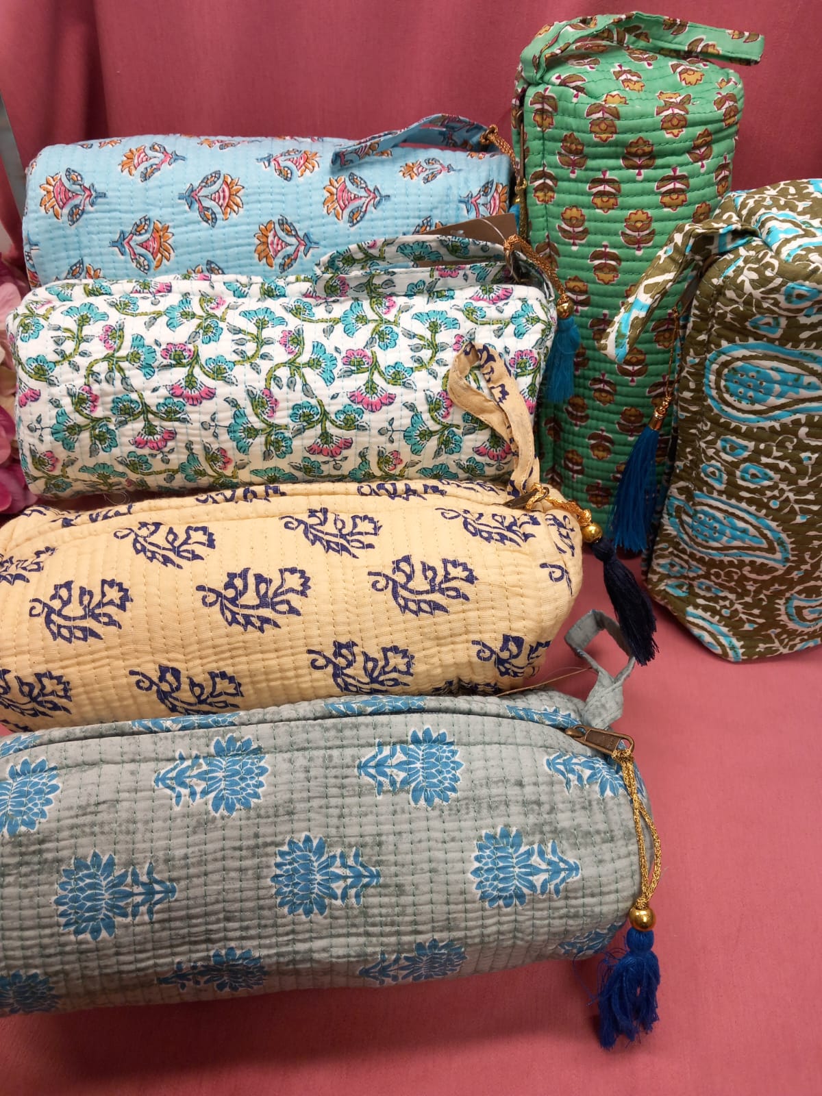 Neceseres grandes acolchados de algodón indio.