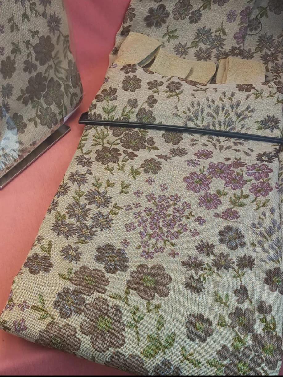 Cortinas confeccionadas con presillas en hilos multicolor sobre fondo marrón.Envío Gratis.