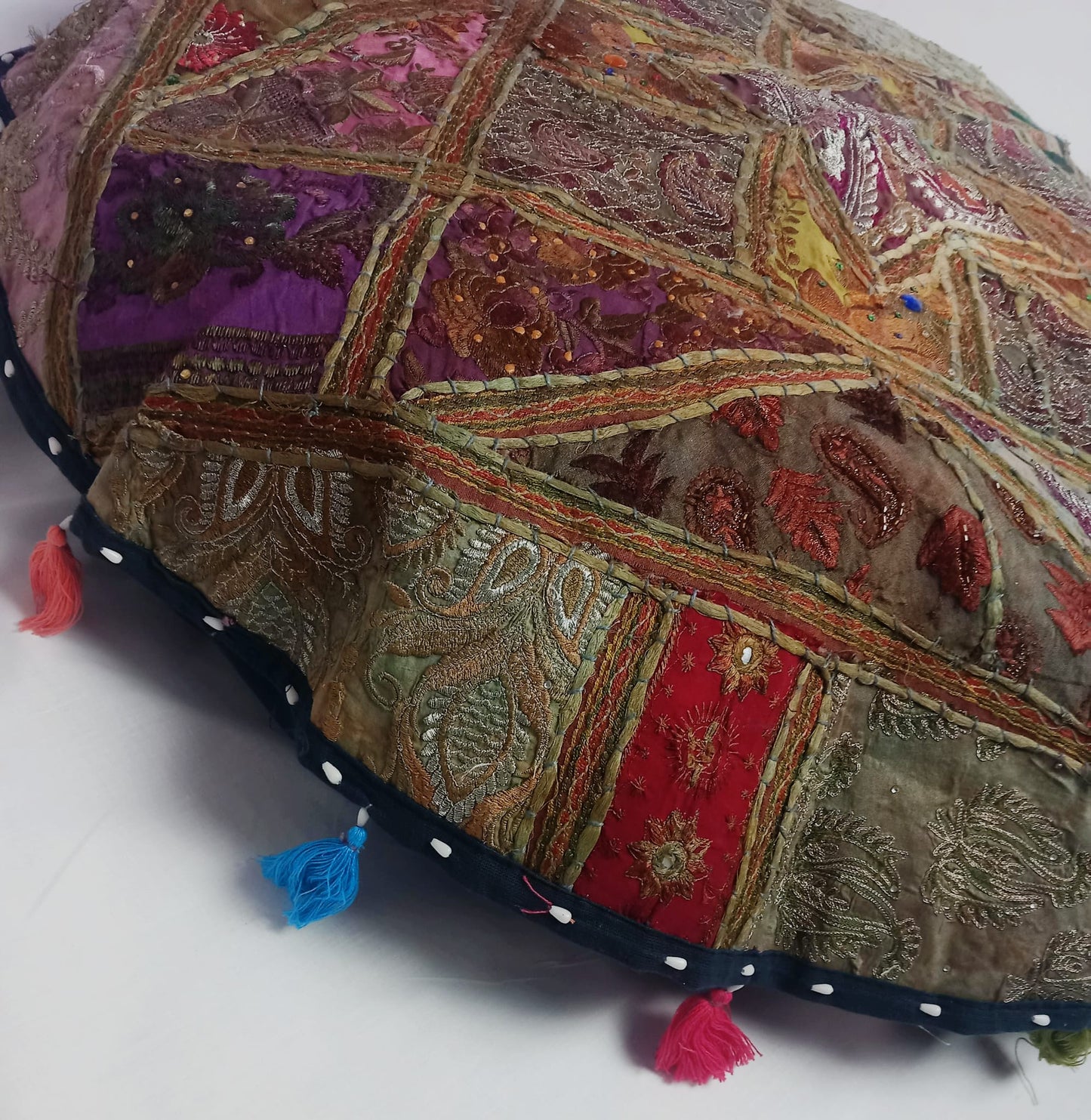 Zafú patchowork grande,cojín de suelo 93cm diámetro. Bordado,artesanía India.Envío Gratis y precio sin competencia.
