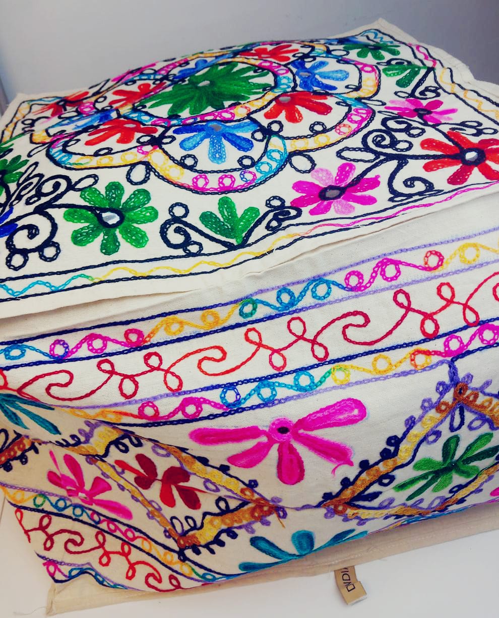 Puff Iro India cuadrado 50cm con relleno 29.99€,envío gratis.Precio sin competencia.