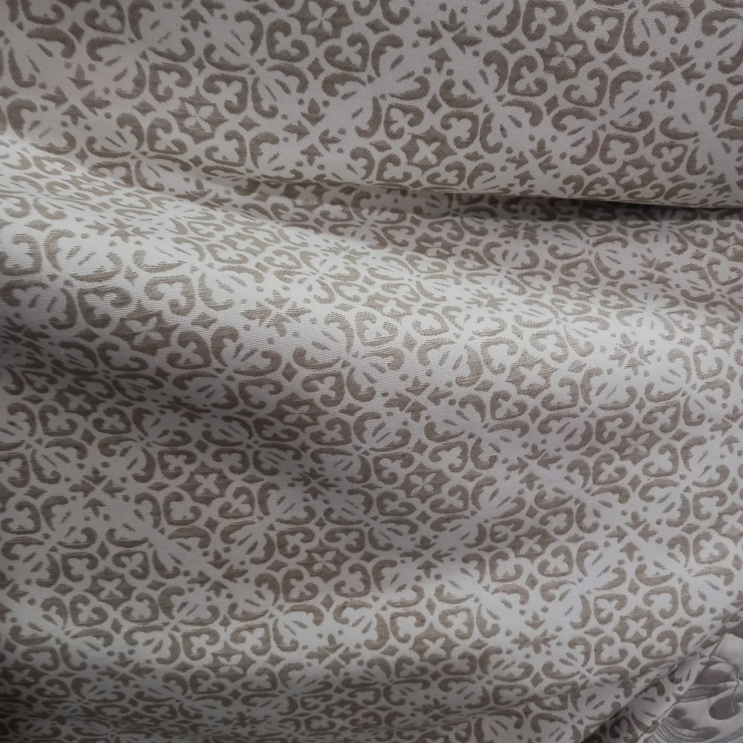 Tela modelo discreto con doble de ancho.Envío gratis.El precio es por metro lineal.MODELO NEPAL BEIG.