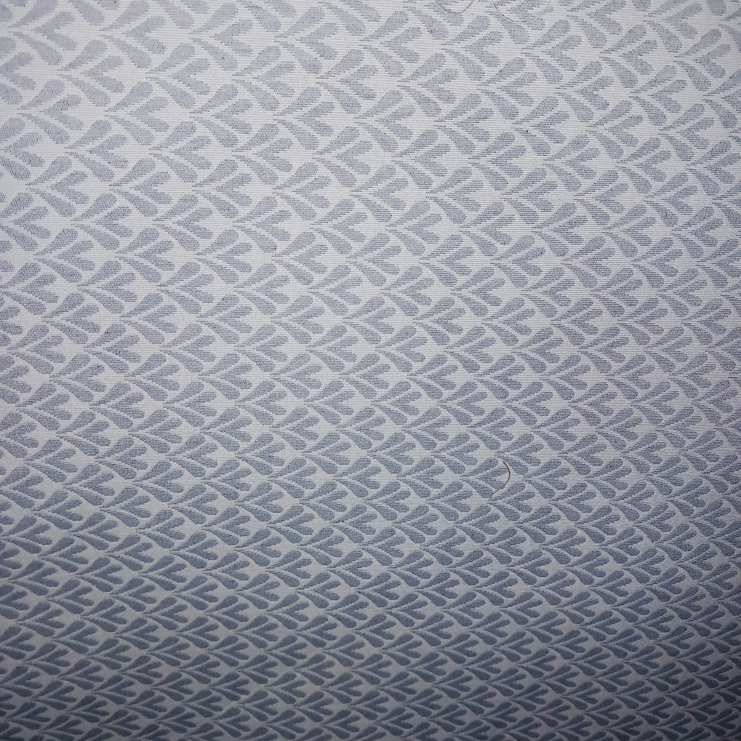 Tela satinada con hojas con doble de ancho.Envío gratis.El precio es por metro lineal.MODELO HOJAS.