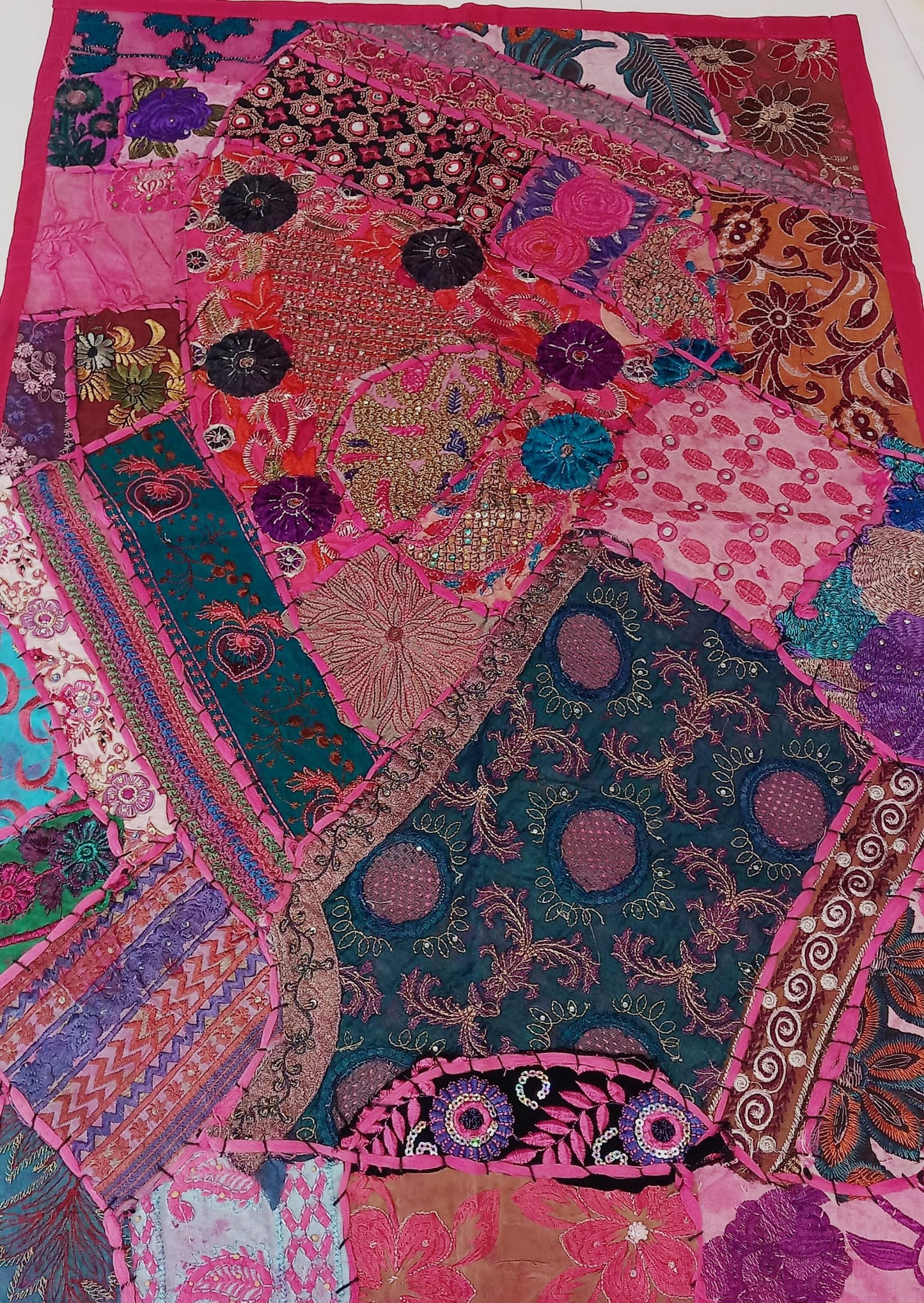 ALFOMBRA BORDADA PATCHWORK con fucsia rectacungular,artesanía India y con envío gratis sin pedido mínimo.