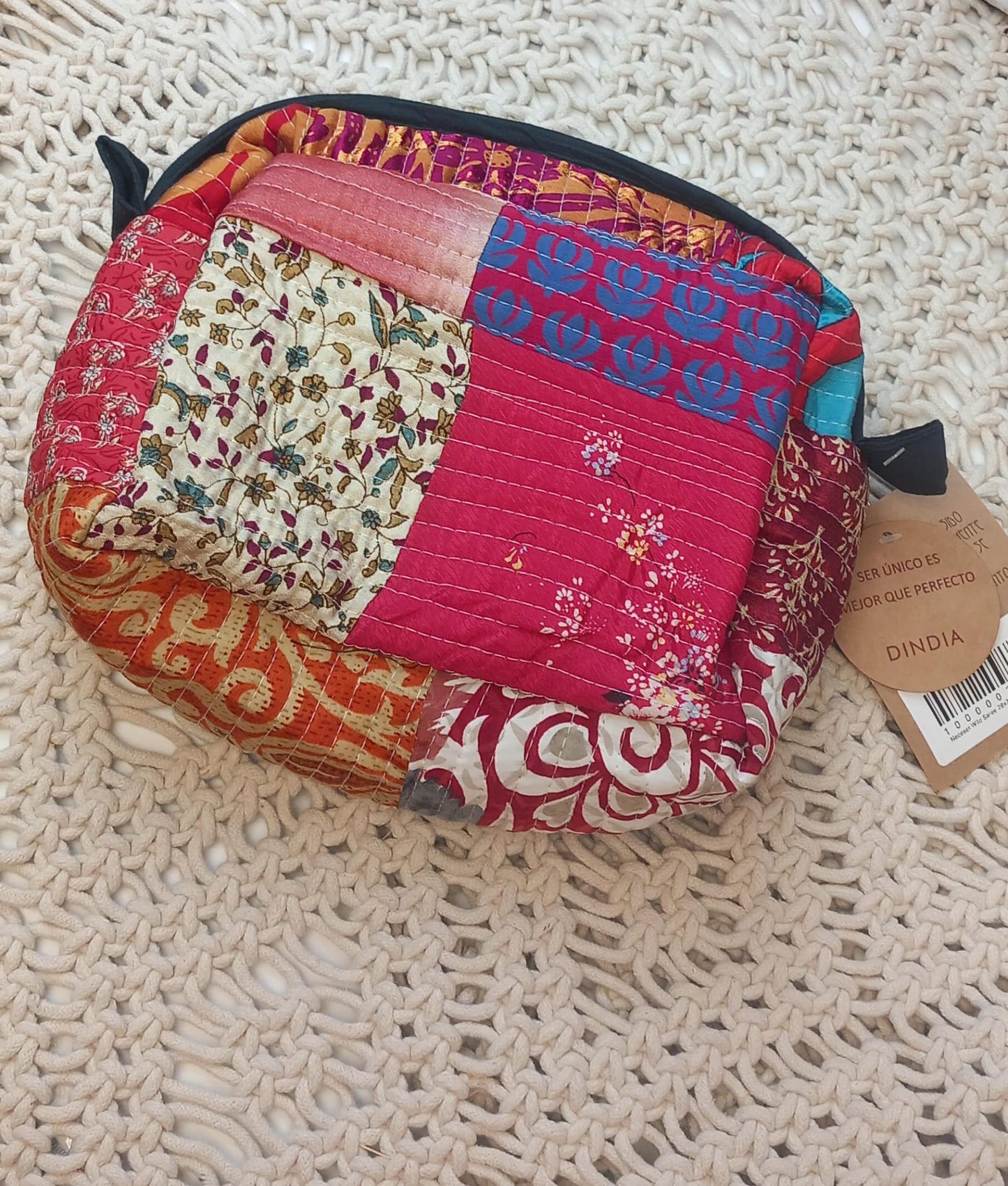NECESER PATCHWORK 20X30CM.MODELO BALAJI,ARTESANÍA Y EXCLUSIVIDAD DE AHÍ SU MAGIA,JOYA TEXTIL. ENVÍO GRATIS.