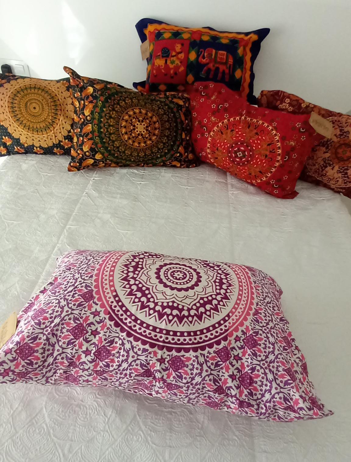 FUNDA DE COJÍN Y/O ALMOHADA. Una pieza textil que llena de vida cualquier rincón.Envío gratis sin pedido mínimo.