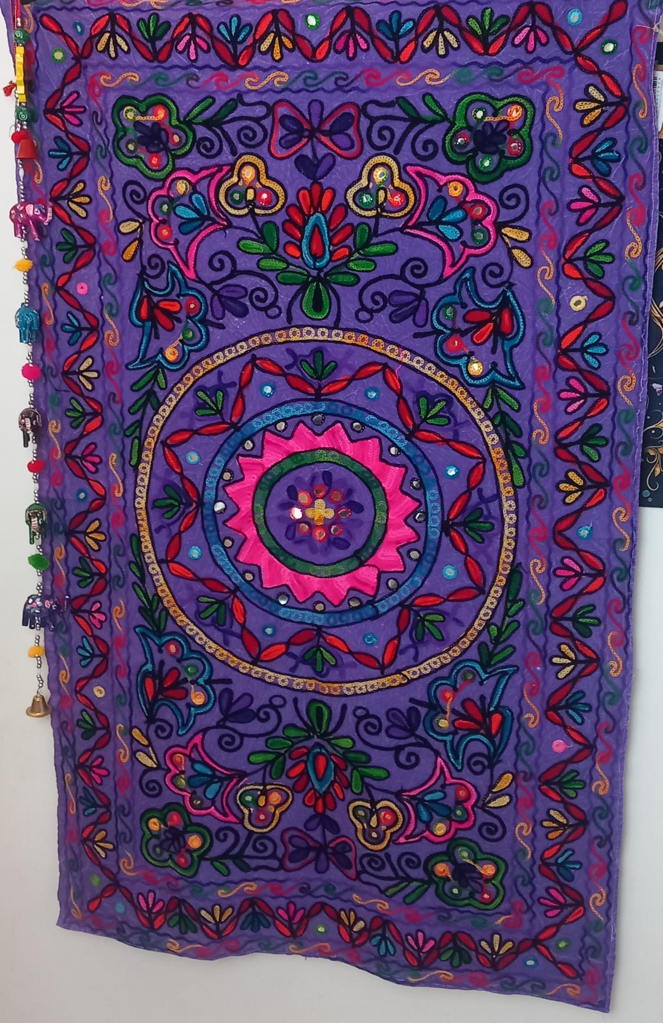Tapiz Gora Mandala 75x120 bordado,una joya textil con alma bohemía hecha en India.Envío gratis sin pedido sin pedido mínimo.