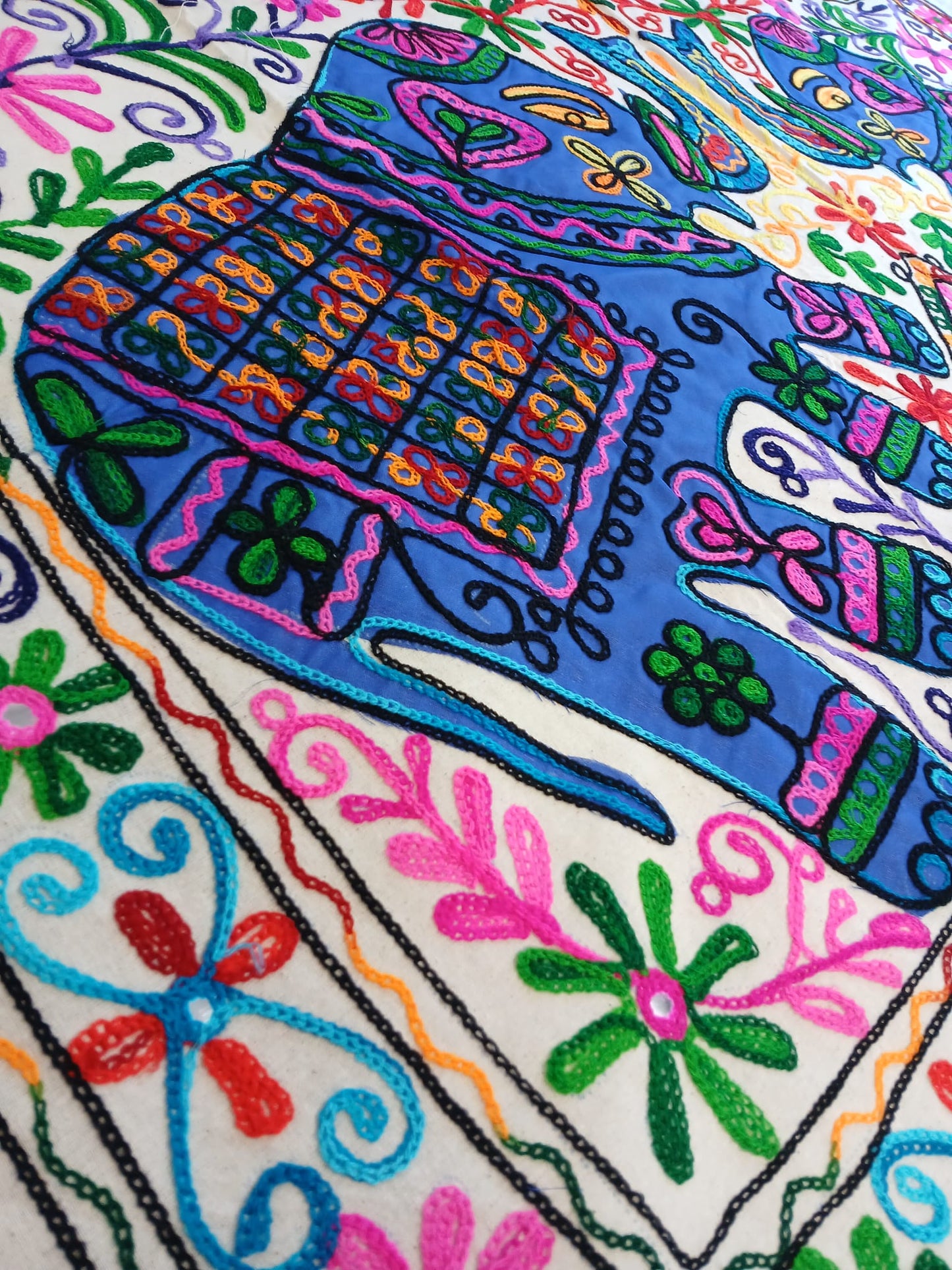 TAPIZ QUE ES UNA PIEZA ARTESANAL QUE TRANSMITE FUERZA Y BELLEZA EN CADA PUNTADA.90X130CM.