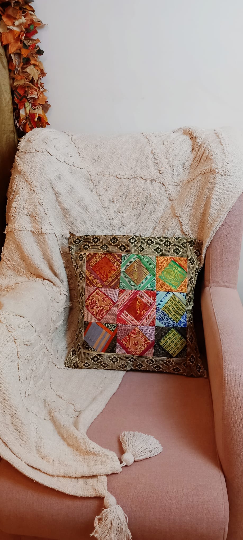 Funda de Cojín Patchwork Retales en un pieza única,perfecto para dar vida a rincones especiales.ENVÍO GRATIS SIN PEDIDO MÍNIMO.