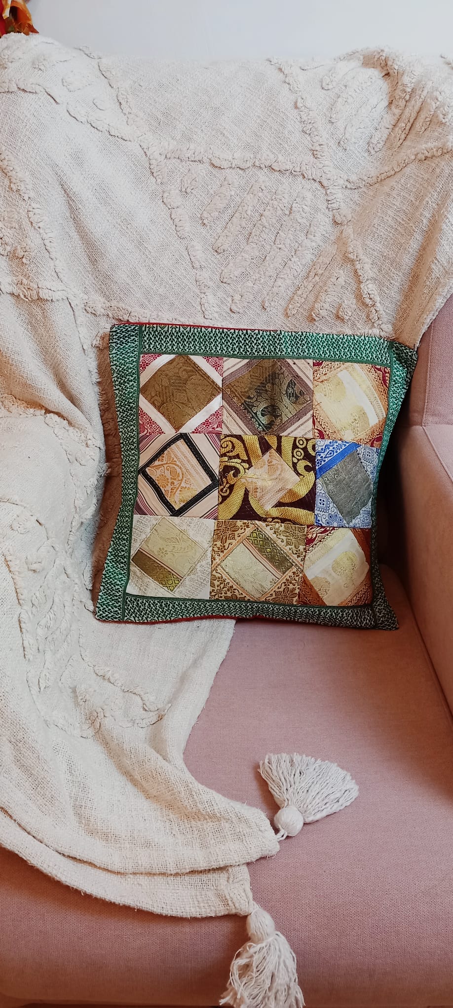 Funda de Cojín Patchwork Retales en un pieza única,perfecto para dar vida a rincones especiales.ENVÍO GRATIS SIN PEDIDO MÍNIMO.