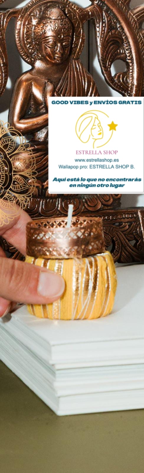 Una pieza original que llena de color y significado cualquier espacio. Este portavelas artesanal está inspirado en la energía y la alegría de las celebraciones tradicionales, combinando hilos decorativos con detalles dorados que aportan un aire cálido y sofisticado. Un objeto exclusivo que transmite espiritualidad, tradición y estética bohemia.