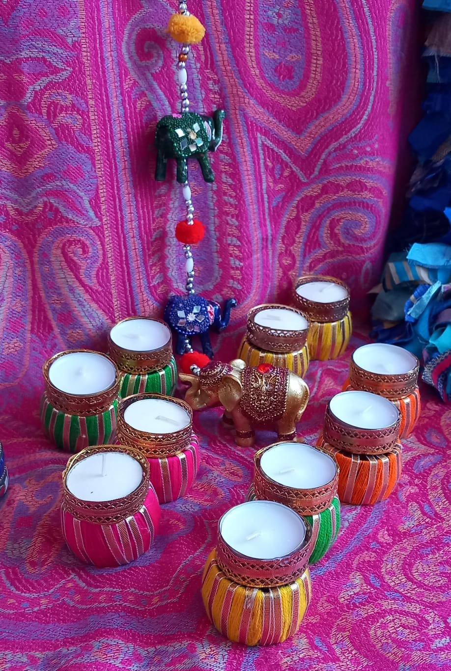 JUEGO DE 2 PORTAVELAS ORIGINALES Y ARTESANALMENTE HECHO A MANO EN INDIA INSPIRADO EN LA ALEGRÍA Y LA BUENA ENERGÍA DE LAS CELEBRACIONES VIBRANTES Y ESPECIALES.ENVÍO GRATIS.