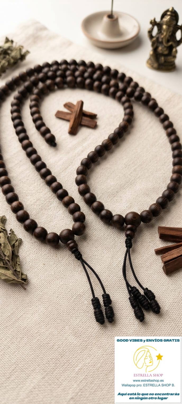 Pack de 2 Japamalas de madera auténtica ,constituyéndose cada uno piezas profundamente espirituales, ideal para quienes valoran la conexión interior y los accesorios con historia. Elaborado artesanalmente con pequeñas cuentas de 8mm de madera similar al sándalo con detalles como la terminación con dorje. Longitud 40cm.