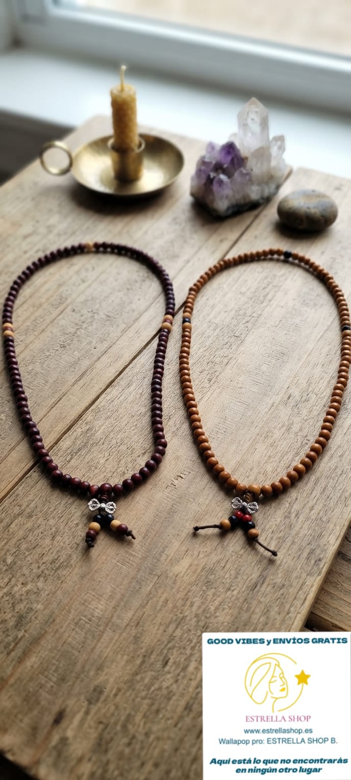 Pack de 2 Japamalas de madera,constituyéndose cada una de las piezas profundamente espirituales, ideal para quienes valoran la conexión interior y los accesorios con historia. Elaborado artesanalmente con pequeñas cuentas de 8mm de madera similar al sándalo con detalles como la terminación con dorje. Longitud 40cm.