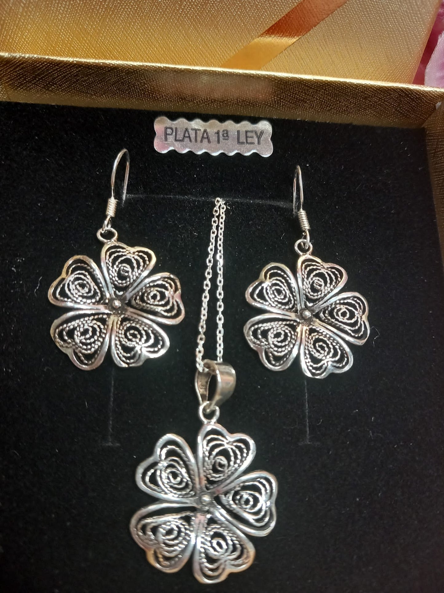 Conjunto Mandala Floral Pendientes plata + cadena plata + colgante a juego.
