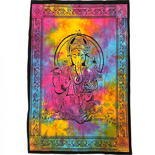 Una explosión de color, textura y tradición en una sola pieza. La jarapa multicolor de 138x200 cm está elaborada artesanalmente en algodón teñidos con tintes naturales, lo que da como resultado un textil único, vibrante y cargada de carácter. Con la imagen de Ganesha, el díos del conocimiento y la inteligencia; de la prosperidad y la abundancia; y patrón de las artes y de las ciencias. Es además el dios de los nuevos comienzos. Su diseño mezcla tonos de forma armónica, creando un efecto visual atractivo y c