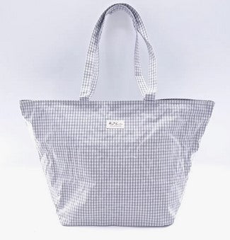 Bolso de playa en color Vichy Gris con asas al hombro. Cremallera superior y bolsillo interior.
Esta bolsa de playa, como todos los productos de Bags Garden, está fabricado en algodón resinado waterproof.
Sus dimensiones son 59cm x 38cm aproximadamente
Úsalo como maletita de fin de semana, bolso para la playa, bolsa de juguetes para el parque...
Envío Gratis.